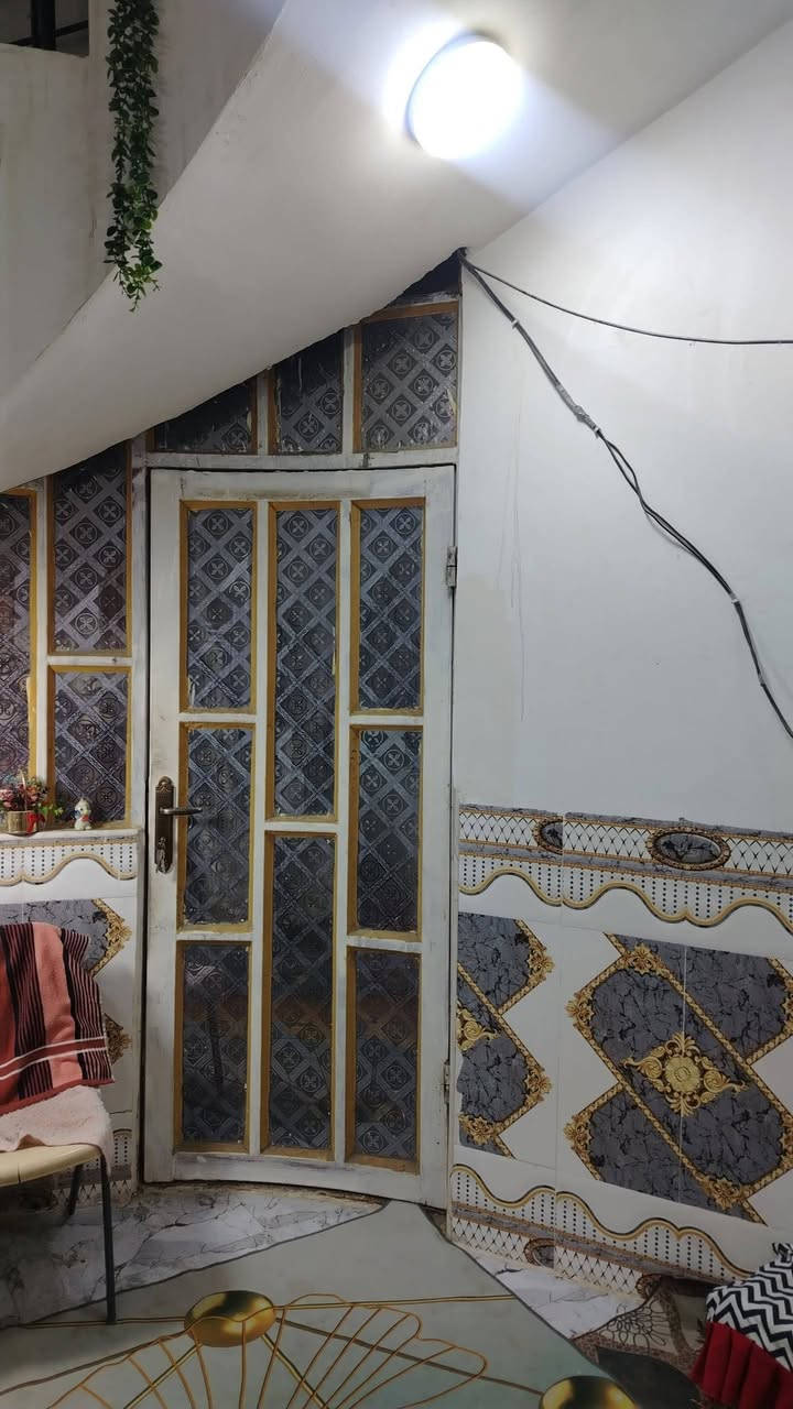 البيت للبيع طابقين وثالث سطح يحتوي ع 4غرف نوم حمامات خارجيه وداخليه كله شغل درجه اولى سيراميك وبورسيلين كاشي 
موجوده كافة الخدمات ماي مجاري كهرباء يبعد عن شارع الزوار حولي ميه100متر يبعد عن الامام الحسين عليه السلام  3كيلوات ربع ساعه عن الولايه مكان الشبانات حولي ميه نزلة مخبز انوار فاطمه السعر، 100مليون وبيه مجال،***********للتواصل
