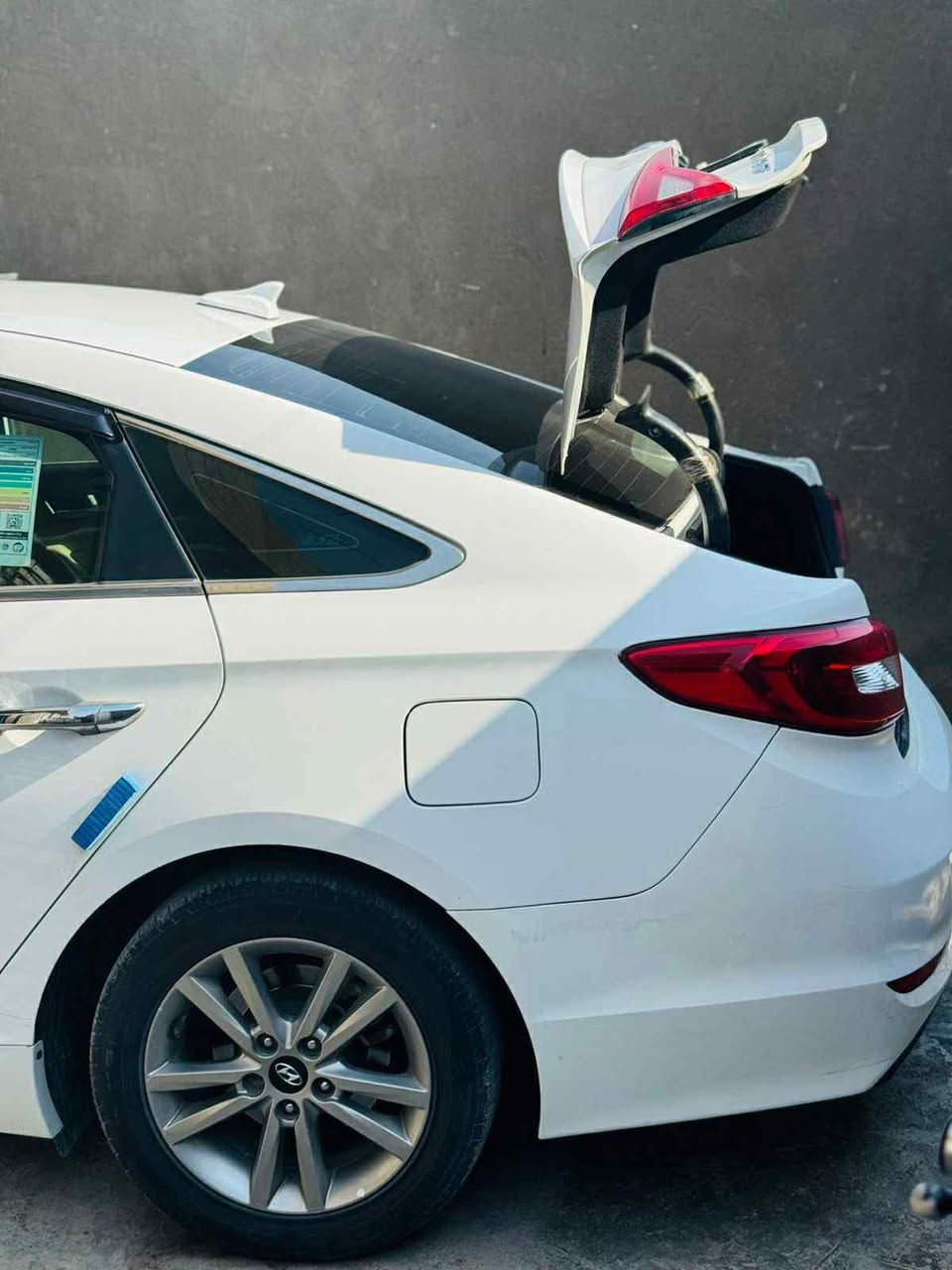 سوناتا ٢٠١٧
محرك ٢٤٠٠ ما مفتوح
الحادث كما موضح بل صور
بيهه الجاملغ اليمنى والبنيد بدون لا لغد ولا شاصي 
وبيهه رشات مال تكشير شوية بل قمارة وبين البابتين جهة اليمنى
موصفاتهه معروفة 
رادارات تحكمات ستيرن شاشة جبيرة 
كامرا دوارة 
معروضة 
ب١٠٧ وبيهه مجال 
السيارة باسمي 
***********
