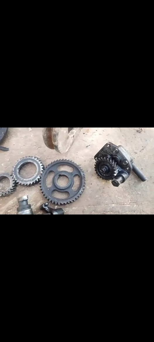 غراض تفصيخ هندوري للبيع للاستفسار ***********
طرمبة اصلية +فلاوين حجم كبير 100+كور بلادي كامل
نوزل بلادي +دشالي بلادية + كتوف بلادية +اويل بم بلادي 
+بليي 11انج موطور +بليي 7انج داينمو او خنزيرة +قاعدة داينمو +خنزيرة تبريد ماء
