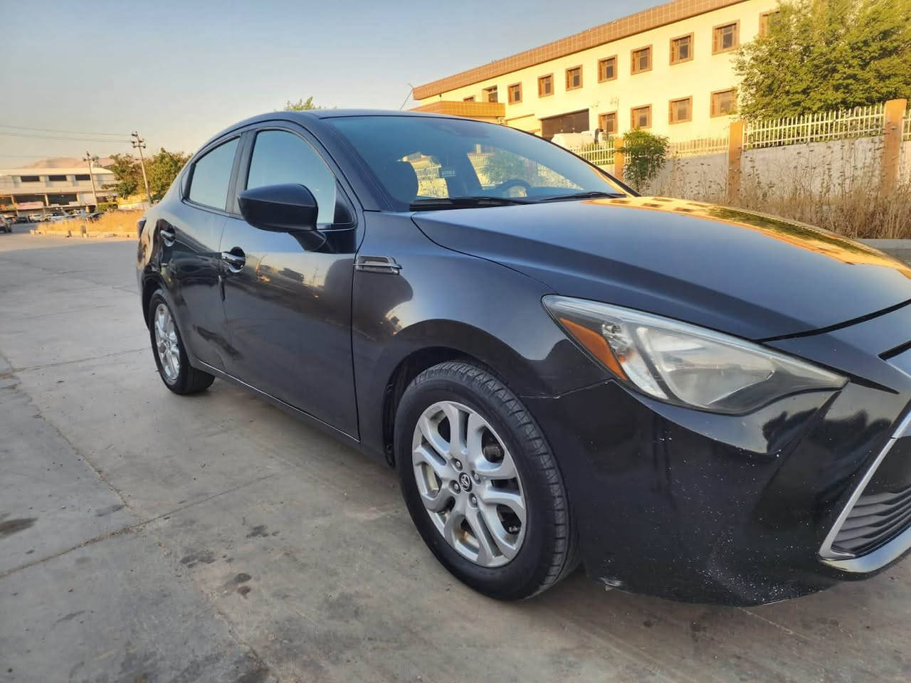 تويوتا Yaris iA موديل 2017 وارد أمريكي 🇺🇸
* محرك 1500 سي سي (1.5L) 4 سلندر

* قير أوتوماتيك 6 سرعات

* دفع أمامي (FWD)

* شاشة وسطية 7 إنج

* كاميرا خلفية

* بلوتوث + USB + AUX

* تحكم بالدركسون

* مثبت سرعة

* تشغيل Sport Mode

* جنوط ألمنيوم قياس 16 إنج

* زجاج ومرايا كهربائية

* تكييف ممتاز

* تشغيل بالبصمة (حسب الفئة)

* نظام مانع الانزلاق (Traction Control)

* نظام الثبات الإلكتروني (ESC)

* ABS + EBD + BA

* وسائد هوائية متعددة

* نظام التحذير قبل الاصطدام بسرعات منخفضة (حسب الفئة الأمريكية)

* استهلاك وقود اقتصادي جداً

* محرك واعتمادية عالية، السيارة مبنية على منصة مازدا 2 مع محرك 1.5 بقوة حوالي 106 حصان وقير أوتوماتيك 6 سرعات.

* صبغ نصف قبق صندوق  ونصف الدوسه ⚠️

* رقم سليمانيه سنويه وهزه جديده  بأسمي

* داخل مخمل اسود

* مكينه وكير كفاله

* المكان : بغداد 

* للتواصل : ***********

السعر : 90$ وبيها مجال بسيط .
