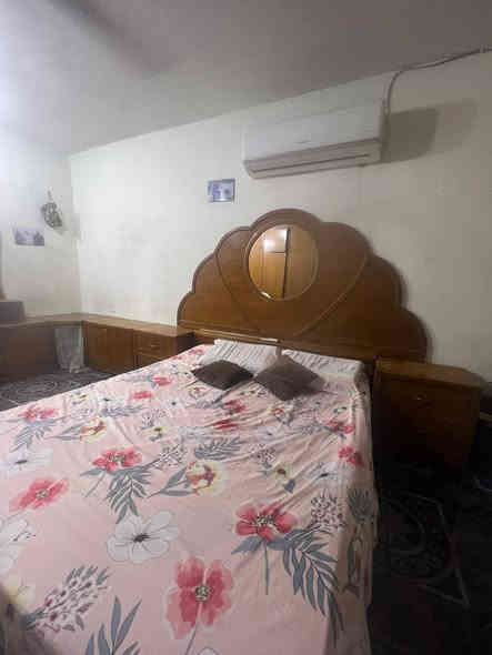 السلام عليكم 
غرفه اخشاب بس يرادلهه صبغ وشويه تعديلات مثل مموضح بالصور 
الزعفرانيه الاربع شوارع 
السعر ٦٥٠
الاتصال على الرقم الموجود ***********
