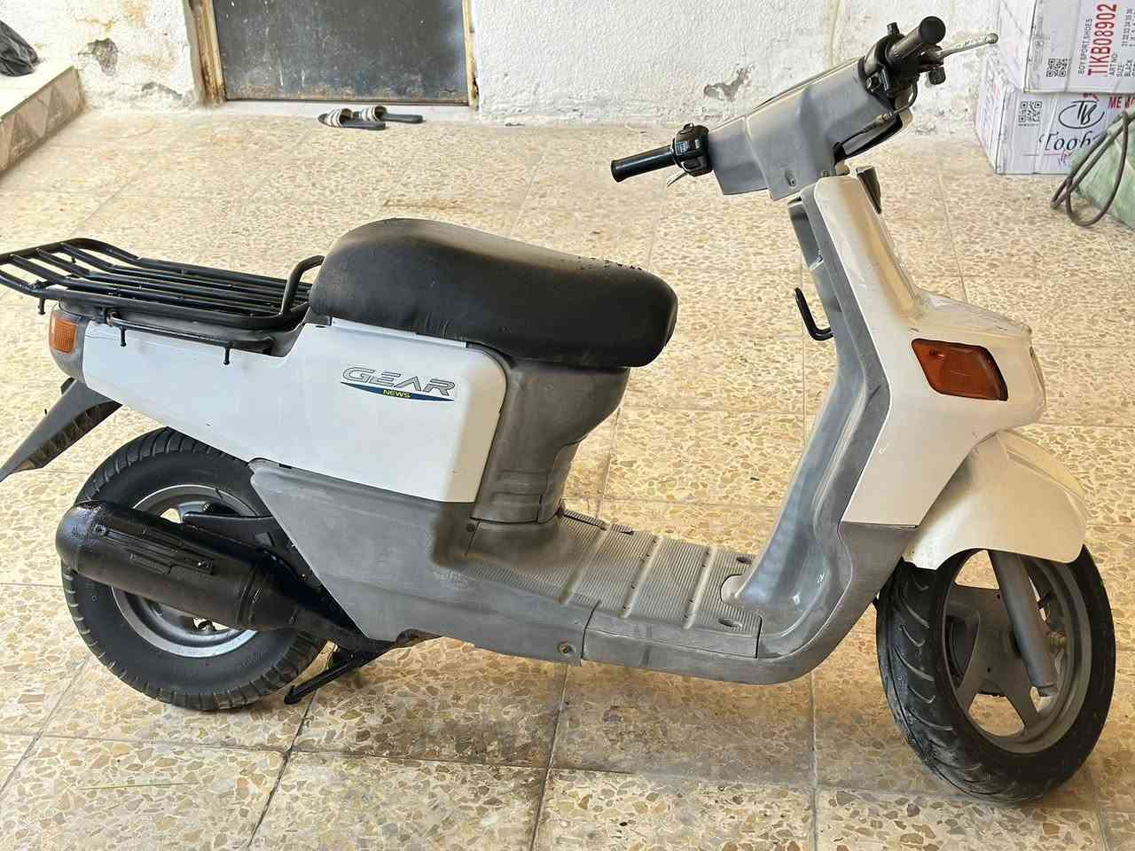 السلام عليكم
ياماها بيكم سرعة 60 دراجة حلوة ونظيفة
كل الكهربائيات شغالة شديت الها باتري جديد لكن هبط يمكن كتف الشحن لازملة تبديل وترجع طبيعية
بيها صوت بالمحرك من تمشي فوگ الـ 40 بس ما ماثر عليها 
سعرها 300 وبيها مجال قليل مكاني التنومة ***********
