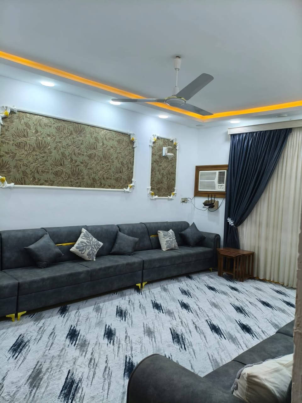 دار للبيع مساحه 200م طابقين الطابق الاول غرفه وصاله ومطبخ وهول وصحيات داخليه وخارجيه والسقف صب كونكريت والطابق الثاني غرفتين وصاله ومطبخ وصحيات وطارمه والسقف سندويج فقط طابق الثاني  ودرج خارج يعني مشتمل وخدمات مجاري وماء وكهرباء ومشمول بلتبليط سند25 باسم صاحب البيت الاستفسار على الرقم *********** العنوان حله شارع 80 طريق كربلاء قرب القبه الذهبيه يبعد عن الشارع 100م
