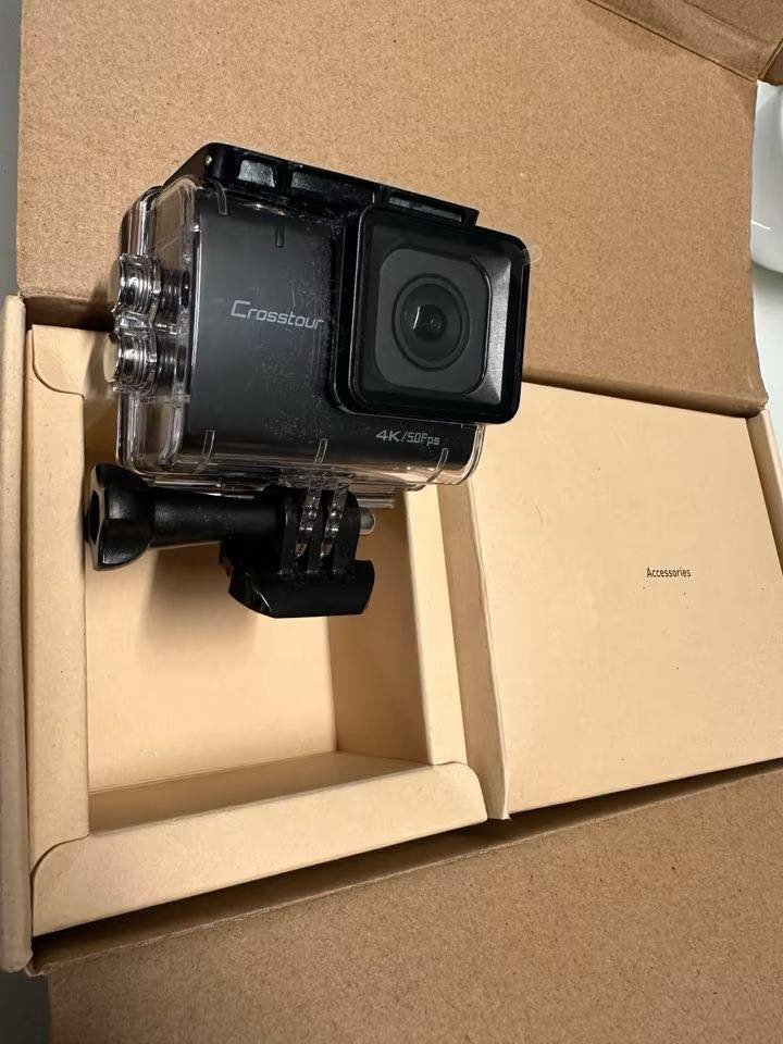 مع توصيل 35

كاميرا الأكشن Crosstour CT9700، وهي كاميرا رياضية مصممة لتصوير الأنشطة الخارجية والمغامرات بدقة عالية. 
أبرز المواصفات والميزات:
جودة الفيديو: تصوير فيديو بدقة 4K حقيقية بمعدل 50 إطاراً في الثانية (50fps).
دقة الصور: التقاط صور ثابتة بدقة تصل إلى 20 ميجابكسل باستخدام مستشعر من شركة سوني.
التثبيت البصري: مزودة بنظام تثبيت صورة إلكتروني متقدم (EIS) مع جيروسكوب سداسي المحاور لتقليل الاهتزازات وضمان فيديو سلس.
الشاشة: شاشة تعمل باللمس مقاس 2 بوصة من نوع IPS، مما يسهل التحكم في الإعدادات واستعراض اللقطات.
المقاومة للماء: يمكن استخدامها تحت الماء حتى عمق 40 متراً عند وضعها في الحافظة المخصصة، وهي مثالية للغوص والسباحة.
الاتصال: تدعم تقنية Wi-Fi لنقل الملفات والتحكم بالكاميرا عبر تطبيق "YUTUPRO" على الهواتف الذكية.
زاوية الرؤية: عدسة عريضة بزاوية 170 درجة قابلة للتعديل (عريضة، متوسطة، ضيقة). 
محتويات العبوة والملحقات:
تأتي الكاميرا عادةً مع حزمة شاملة تضم: 1

بطاريتين بسعة 1350 مللي أمبير لكل منهما مع شاحن خارجي.
جهاز تحكم عن بُعد (ريموت كنترول) يلبس في المعصم.
حافظة مقاومة للماء ومجموعة متنوعة من أدوات التثبيت (للخوذة، الدراجة، وغيرها).
السعر التقديري:
يتراوح سعر الكاميرا الجديدة في الأسواق العالمية حول 80 يورو (حوالي 85 دولاراً)، وقد تتوفر في بعض المواقع العربية أو مجموعات التواصل الاجتماعي بأسعار متفاوتة بناءً على الحالة (جديدة أو مستخدمة).


**إذا كنت صاحب هذا الإعلان وتريد حذفه لأي سبب، رجاءا أرسل رسالة إلى الدعم الفني**