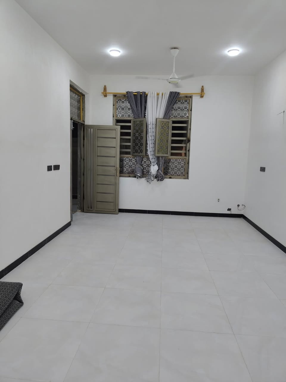 السلام عليكم 
بيت مساحه 200 متر بناء حديث وجديد  
طابو صرف يحتوي البيت على 
غرفه نوم 2 
صاله 
استقبال 
مناور 2 
صحيات داخليه وخارجيه 
طابق واحد 
طابق ثاني صاله كامله 
العنوان التضحيه شارع العياده ثاني الستداره 
البيت فرعي مقابل مجمع الكرار الفرع صب تواصل واستفسار عل اتصال 📞 
***********
