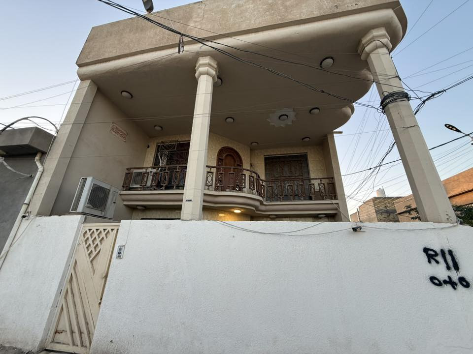 سلام عليكم دار طابو صرف مساحة 104 متر ركن بناء حديث قريب جداً للشارع العام 60 متر عن شارع حلة كربلاء المنطقة كاملة مجاري تبليط  العنوان ام الهوى شارع الباشا اول فرع يسار فرع المخبز للاستفسار ***********
