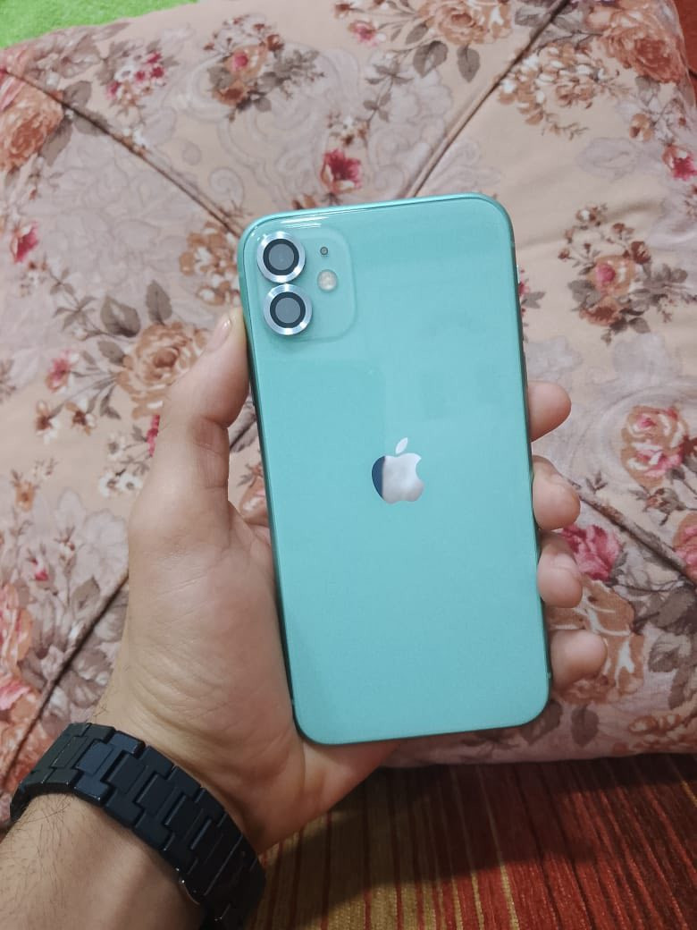 السلام عليكم ايفون 11 
مامفتوح مايعبر هوا 
ذاكرا 128 
لون مميز 
نضافه 100 /100 
بطاريه 72 بلادي مايفقد شحن 
لتواصل واتساب فقط 
*********** 
سعرا ٢٥٠ قفل 🤍
