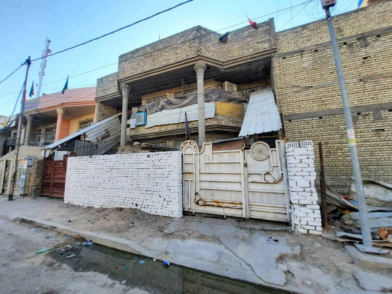 السلام عليكم
مشتملات للبيع المساحة الكليه 250متر الواجه 12ونص والنزال 20متر 

كل مشتمل مساحة 125 متر الواجه 6 وربع ونزال 20متر 
كل مشتمل يحتوي على مدخلين مدخل على المطبخ ومدخل على الاستقبال. حولي وغرفة نوم وخدمات. 
الطابق الثاني ثلاث غرف نوم وخدمات وبيتونه وسطح تحت الاشتايكر فلين عازل للحراره يعني الطابق الثاني بارد بالصيف المشتملات يحتاج كاشي الطابق الارضي والواجه وباقي المشتملات كامل 
الاستفسار الاتصال على الرقم صاحب العقار 
أبو سجاد 
***********
***********

العنوان. بغداد.السيديه قرب تقاطع درويش
                 (منطقة 100دار)
