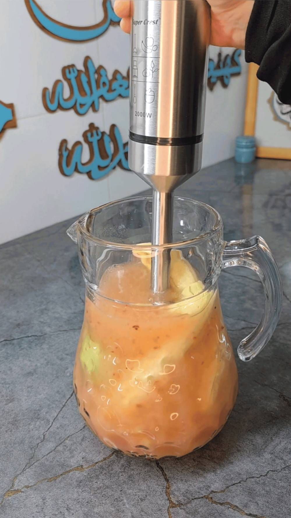 قوة تشتغل من أول ضغطة 💪

خلاط سوبر كريست بقوة 2000 واط يخلط، يهرس، ويحضّر كل شيء بسرعة وسلاسة.

21 سرعة تعطيك تحكم كامل مهما كان نوع المكونات.

شفرات ستانلس ستيل حادة تضمن نتيجة ناعمة ومتجانسة.

مثالي للشوربات، العصائر، وأكل الأطفال.

تصميم عملي، قبضة مريحة، وأداء يعتمد عليه يوميًا.

خلاط واحد… استخدامات ما تنتهي 🔥