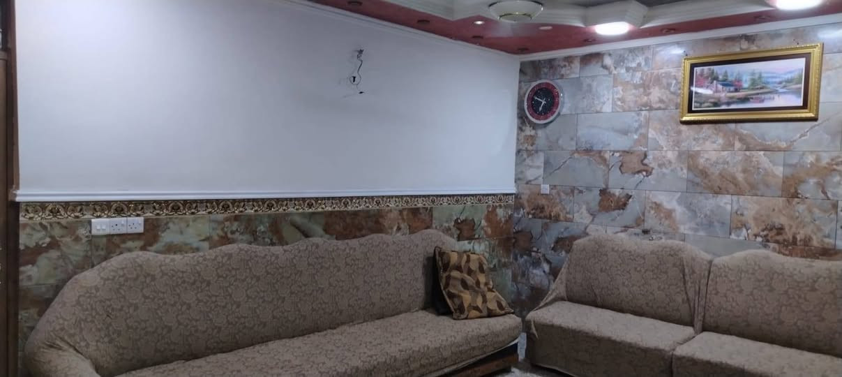 دار للبيع في المشتل شارع المطبك قرب أمانة بغداد الجديدة
المساحة :200

الواجهه : 10

النزال : 20

يتكون من  حديقة وكراج وصالة واستقبال وغرفة وحمام والطابق الفوق عبارة عن غرفتين 

للاستفسار 

***********
السعر 500 وبي مجال
