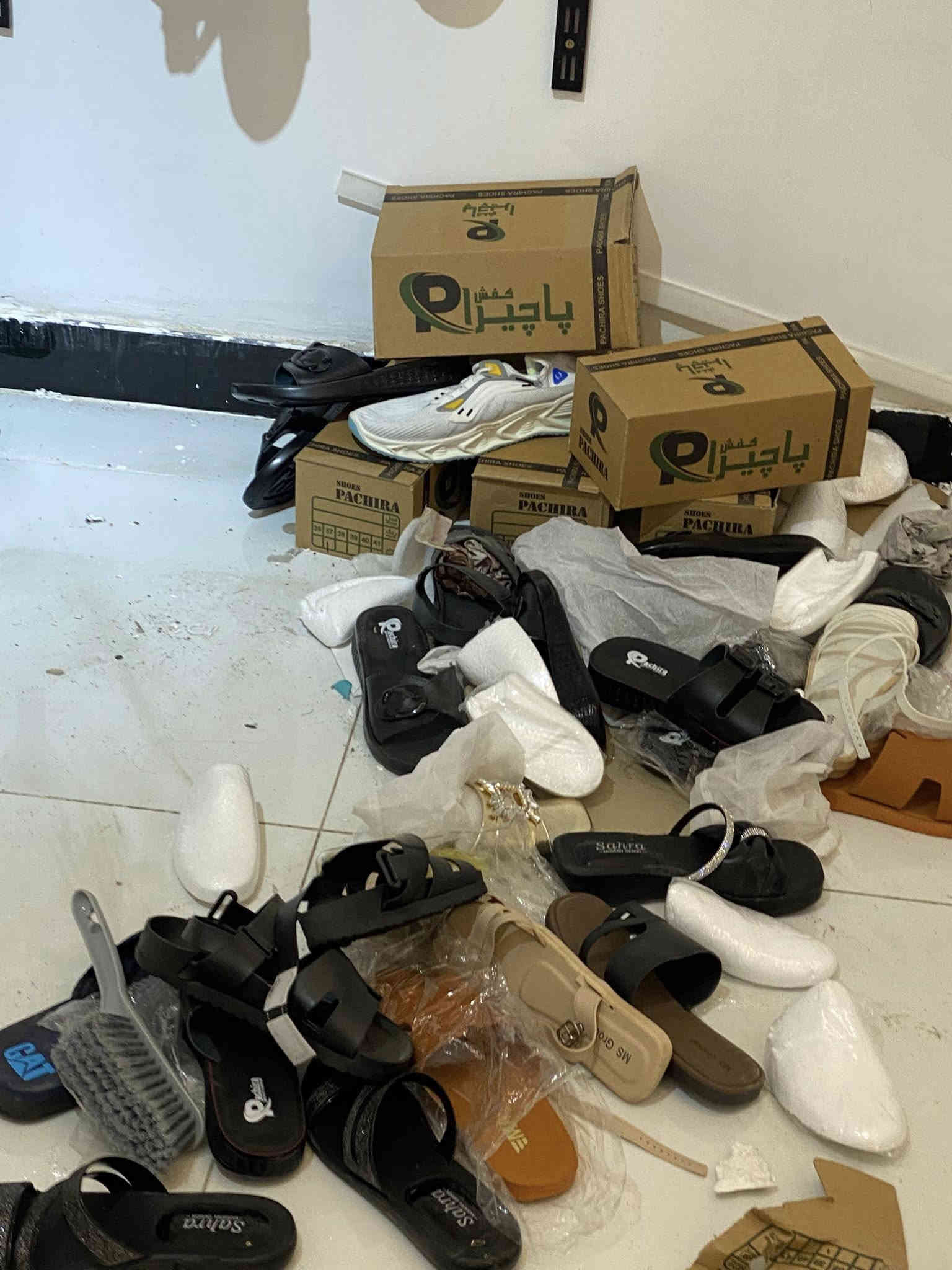 احذيه ماركه نسائي رجالي  ابيع شلعه وحده مصار شهر من فتحت المحل  وريد هسه اعزله الي يحب يجي ياخذهن  فوك. 300زوج  ***********
