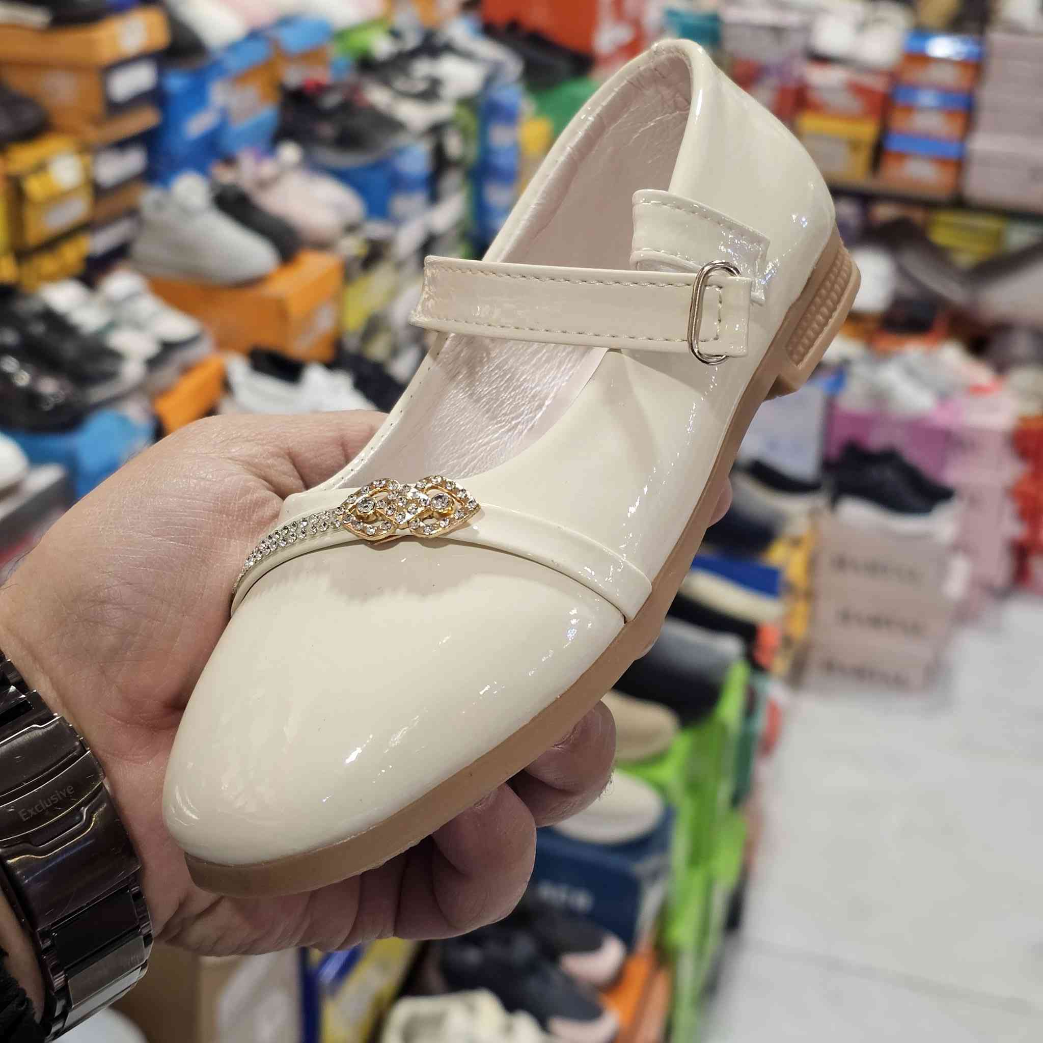 حذاء بناتي ☺️☺️
موديل جديد ونازك 💯💯
ثلاث الوان 
قياسات ٣٠/٢٩/٢٨/٢٧/٢٦

⭕ العنوان موصل حي المهندسين مول قوارير
      الطابق الثاني 

⭕يوجد توصيل داخل الموصل 

⭕هاتف ***********

⭕هاتف ***********
