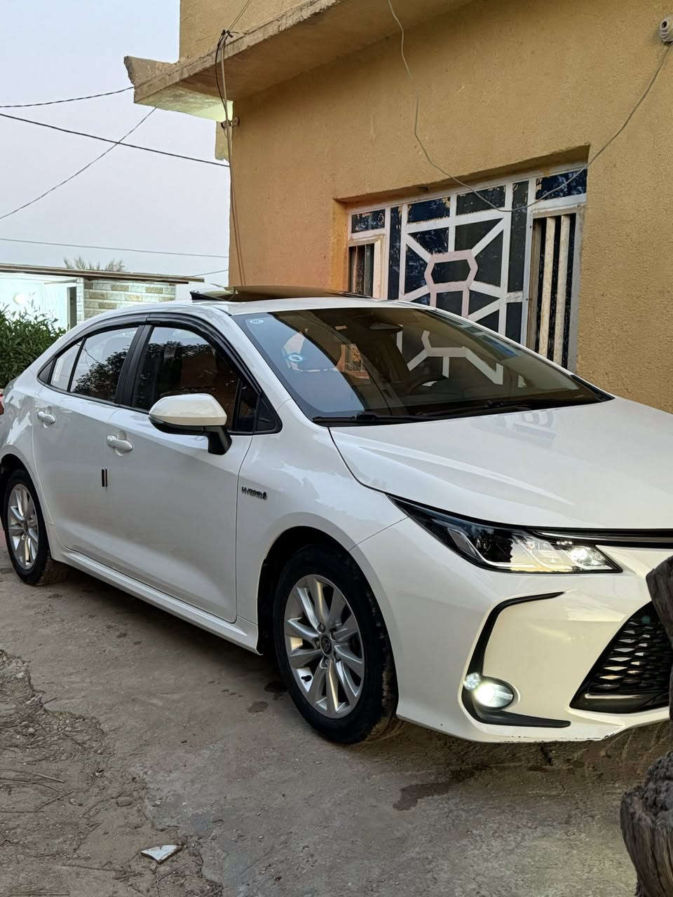 السلام عليكم (رمضان كريم )
من رخصت الادمن 
كورلا هايبرد (العلامه الزركه)
موديل 2024 
رقم بغداد 
المواصفات معروفه 
مكينه كير حداديه كلها جديد
السياره ع وضع الشركه 
السعر 148
للاستفسار ***********
