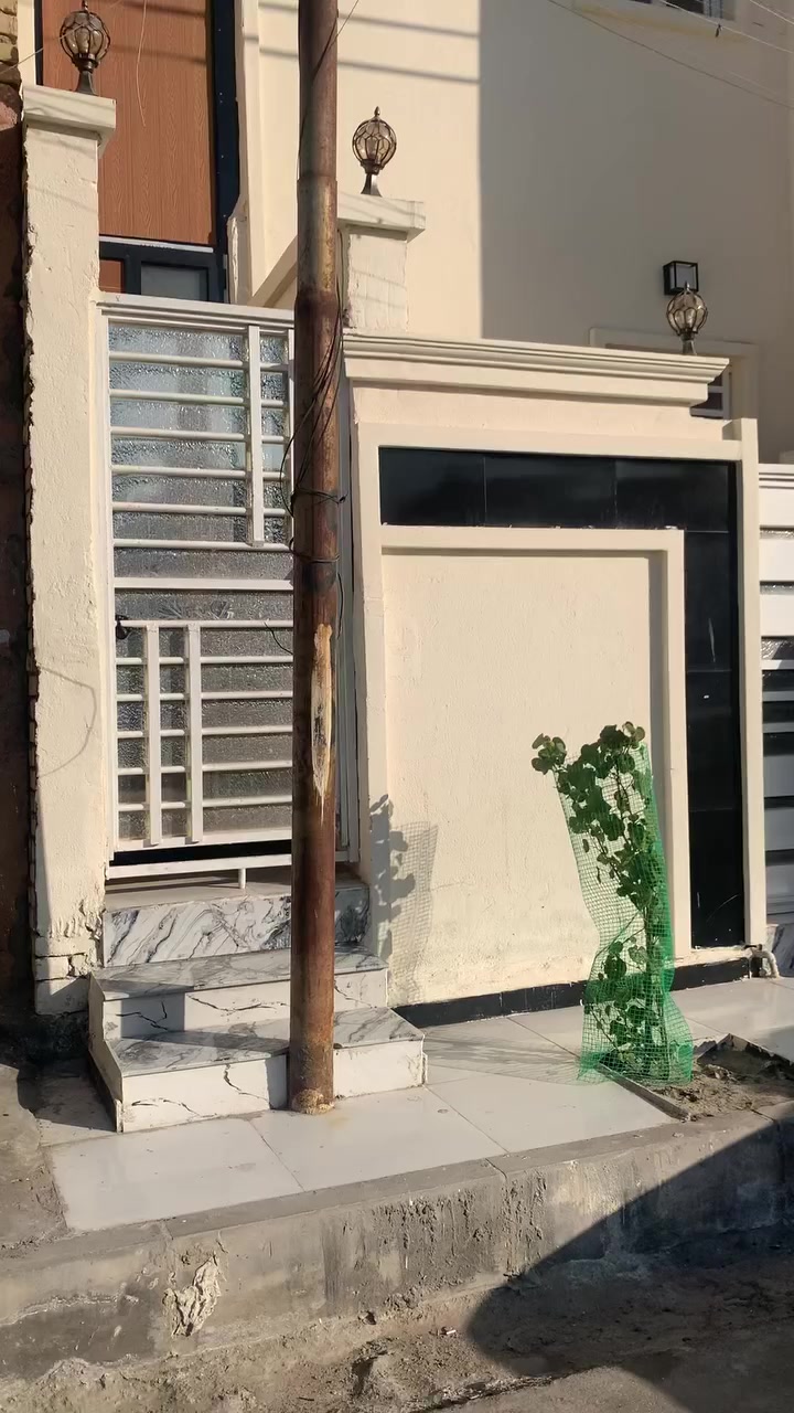 السلام عليكم 
بيت للبيع  طابقين كونكريت 100 متر  على ساحه
البيت معزول عن الشقه 
بناء 2026 ما مسكون 
العنوان / بدايه شارع 30 من جهت شارع الصفاء السايدين 
بين شارع السبيس وشارع 30  
السعر / 198 بي مجال بسيط 
***********
