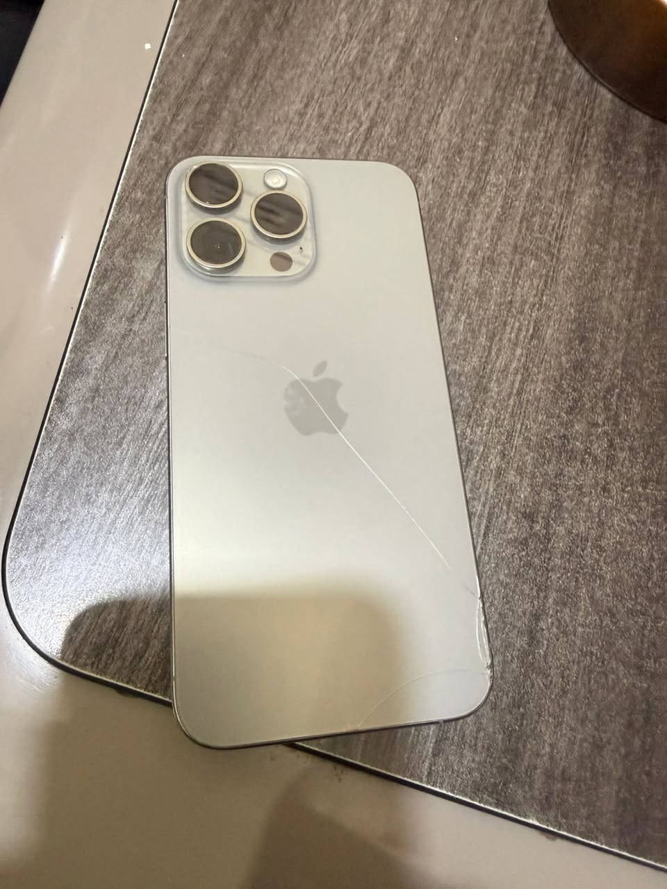 سلام عليكم ايفوان ١٥ برو ماكس مبدل شاشة وضهر مفطور سعره ٦٥٠ وبي مجال ***********
