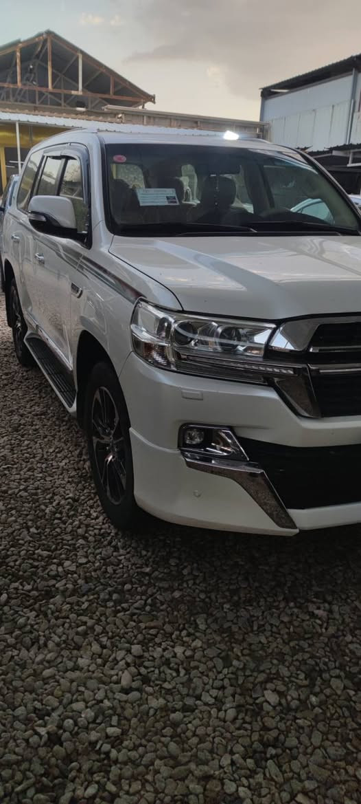 السلام عليكم بيع اومراوس محتاج فرق لاندكروزر gxr موديل 2016 رقم سليمانية باسمي السيارة بلادية فقط تحديث دعاميات والويل كب موديل 21 كير محرك حدادية تبريد كهربائيات كلة وضع شركة ماشية 180 الف حقيقي شرط الفحص  السيارة نضيفة جدا من الداخل والخارج متواجدة في بابل حي الطيارة للاستفسار *********** متواجد واتساب
