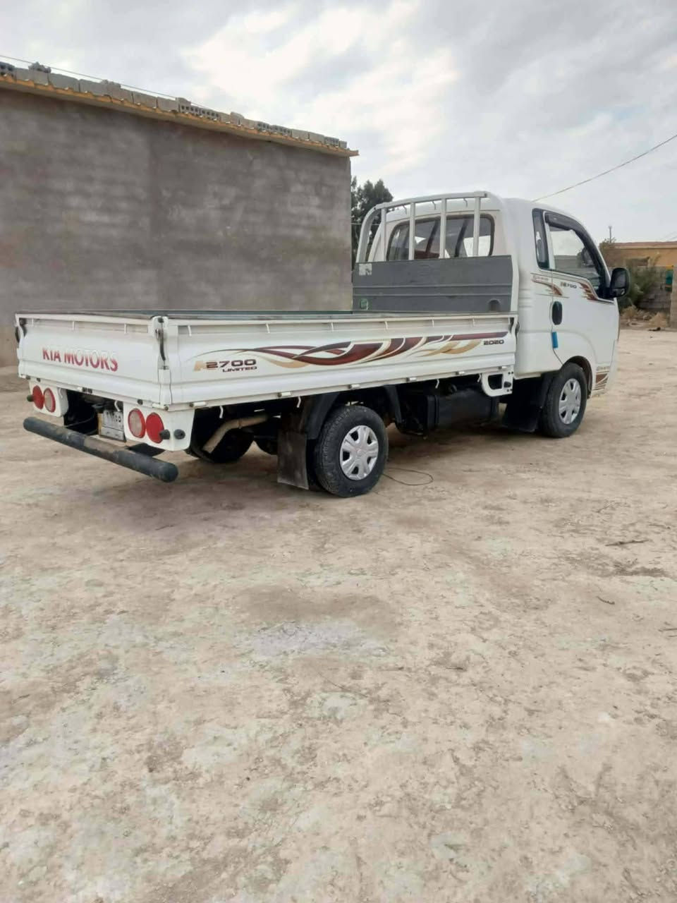 سلام عليكم  كيه بنكو  لبيع موديل ٢٠١٧ سياره جاهزه المكان واسط الكوت   ***********
