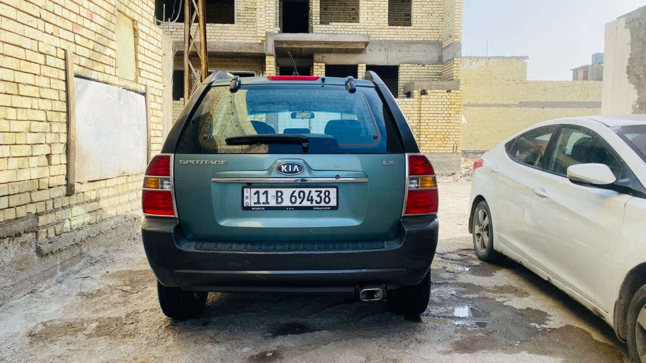 من رخصة مدير الكروب المحترم كيا سبورتج للبيع 2007 السيارة عليهه ادامة عامة صدر امامي خلفي جديد تخم تاير السيارة كلهه بلادية بدون صبغ للاستفسار *********** بغداد الغزالية
