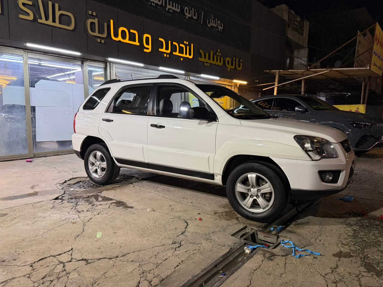 السلام عليكم شباب من  رخصت اخونا الادمن المحترم عندي هاي لاسبورتج 2009 خليجي مكينه 4 سلندر 2000مكفوله من الصبغ السيارة بس دعاميه اماميه فقط الباقي كفاله عامه السيارة كلش جديده ماشيه 157 الف تحويل وكاله حاضر عارضها 110 او بيها مجال مكاني بغداد حي القاهرة ***********
