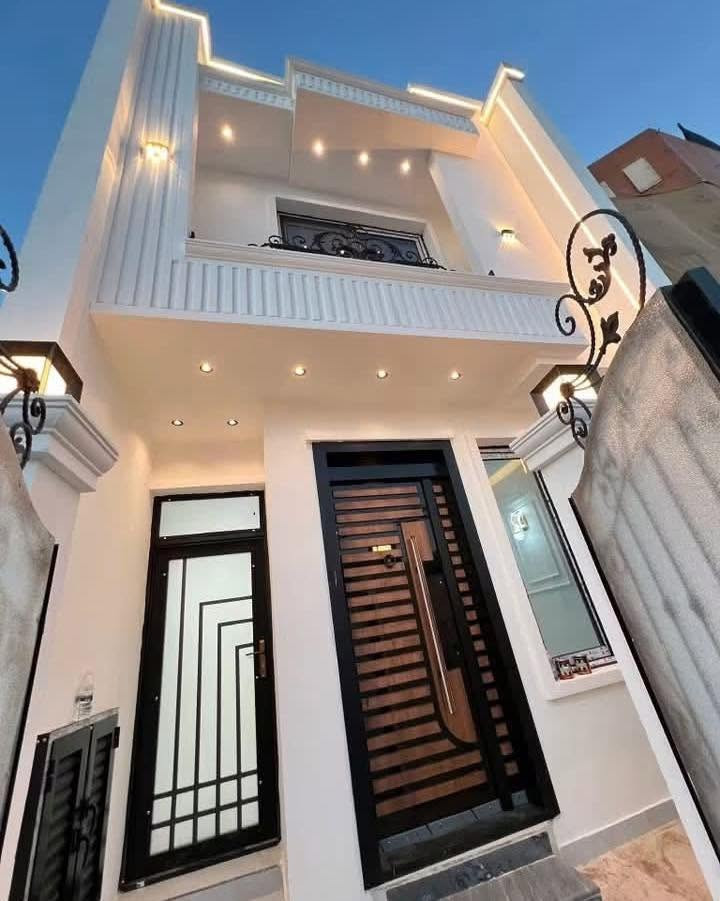 دار للبيع  طراز ملكي100 متر 🏠 
حي الجهاد مربع الامانه  🔑 

  شغل فول درجه اولى

📍مقابيل البيت سياج مدرسه عله طول الشارع 

         🫵🫵مواصفات الدار 👇👇

ارضيه بورسلين 80 في80 نانو بولش 

ديكورات صقوف صاله ومطبخ وغرفه نوم 🛌 

نضام درج بيانو 🎹 أناره 

محجر الدرج زجاج مسكرت 10 ملم 

باب قاصه بلازمه 

نضام حاكيه شاشه صوره وصوت 

جداران مطبخ وحمامات بورسلين هندي تصفير 

مدخلين ثلاث نوم 🛌 

اثنين حمام 🛁 صاله مطبخ 

السعر والاستفسار الاتصال ***********📞📞🏠مكتب الشهم للعقار
