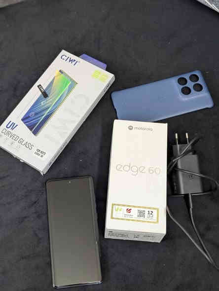 السلام عليكم حبايب موترلا ايدج 60 ذكره 512 وداخليه 12اعلى فئه حالياً بلسوك تليفون جديد الله شاهد  على وضع الشركه تليفون كامل ملحقات الاصليه كارتون شاحنه كيبل لاصق شاشه وكفر  مكاني بغداد رقمي  ‏‪0775 568 3453‬‏
