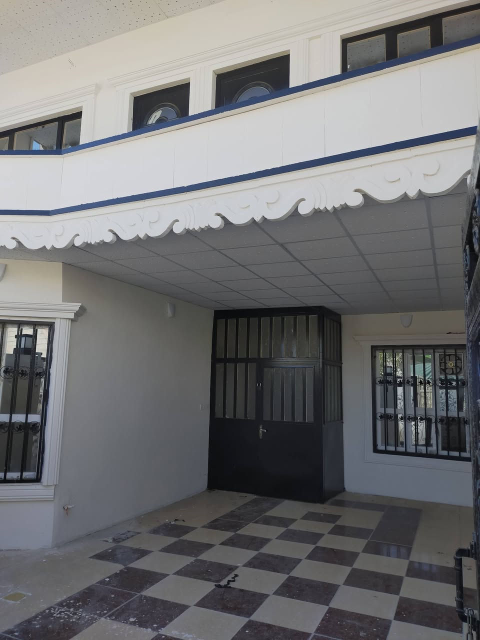 بيت للليع طابقين مساحة 130متر فول متوفر كامل خدمات تبليط مجاري مدرسة بلدية انترنت اسواق البيت كلة كاشي سقف ثانوي يحتوي البيت على كراج واستقبال ومطبخ و 4غرف وحمام وصحيات عدد2 وبلكونة وبيتونة العنوان الفيلق قرب مدرسة شنوري   للاستفسار الاتصال ب ***********

