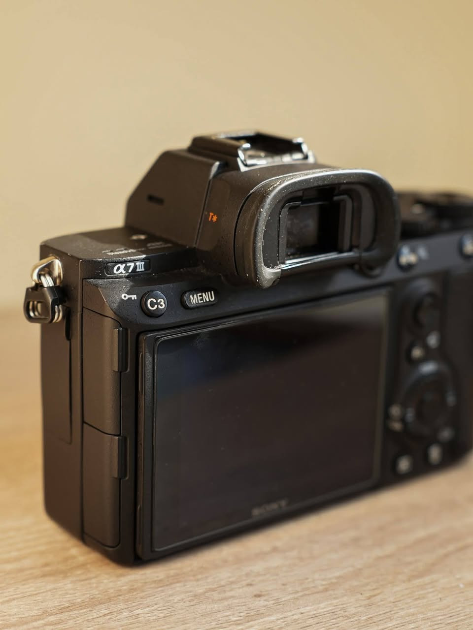 Sony a7 M3
للبيع فقط 

شتر 6k 

جديدة بمعنى الكلمة 

بيها بكسل محروق ميبين بسهولة . ولا مأثر على الصورة السعر جدا جدا مناسب التواصل 
***********
