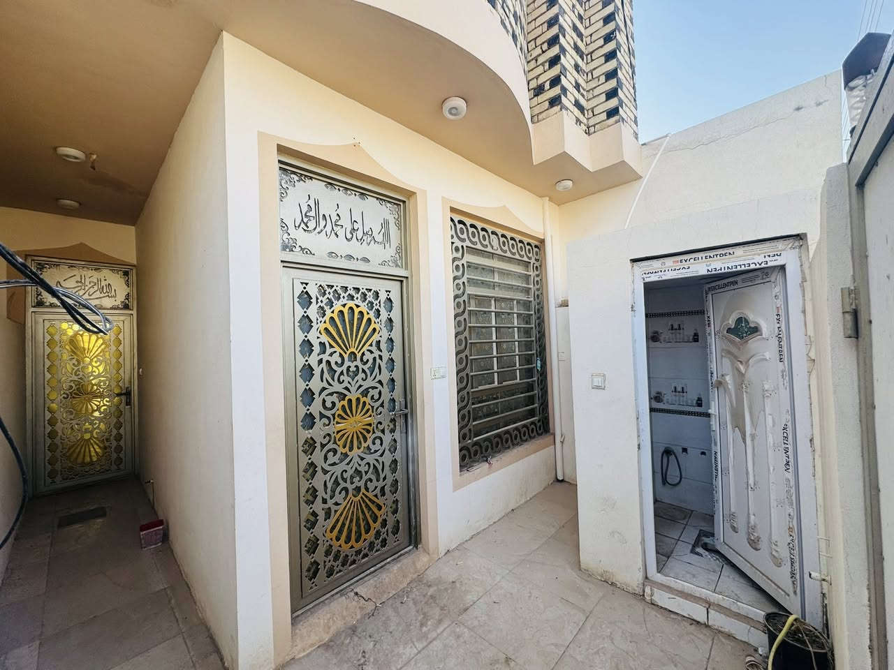 🏠سلام عليكم بيت ١٠٠ متر مطلوب المصرف العقاري مكانه النجف حي النداء المنطقة ٤٦ قريب عله شارع المجمعات يتكون ستقبال مطبخ صاله غرفه صحيات واخليه وخارجيه طابوك جمهوري صب كونكريت طابو صرف 📜شغل مال جناي 
تفاصيل العقار  
تطلوعه  32 مليون وبي مجال بصيط 📝
يبقه  مطلوب المصرف العقاري 
١٠٠ مليون قصد شهري الشهر ٤٣٨ الف 
تغير الكفيل الستفسار ***********📞
يوجد جميع المساحات المطلوب  المصرف ✅ 
(الحساب محضور بله امر بس تعليق )
