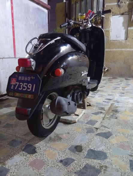 سلام عليكم شباب دراجه كلاسك فحل للبيع 
محرك ما مفتوح واكسل ما مفتوح وكفر بلاد
دراجه مال بيت ما متعوبه شلعه ومعدل شغاله سلف وهندر كهربائيات 
كلها شغاله لأيت بك لايت اشاير قفل اكسل قفل 
جنطه وستيرن زوج تايرات جدد تتعب وتكول
جديده السعر 450وبيها مجال مكاني بغداد وره سيطرة الشعب رقمي ***********
