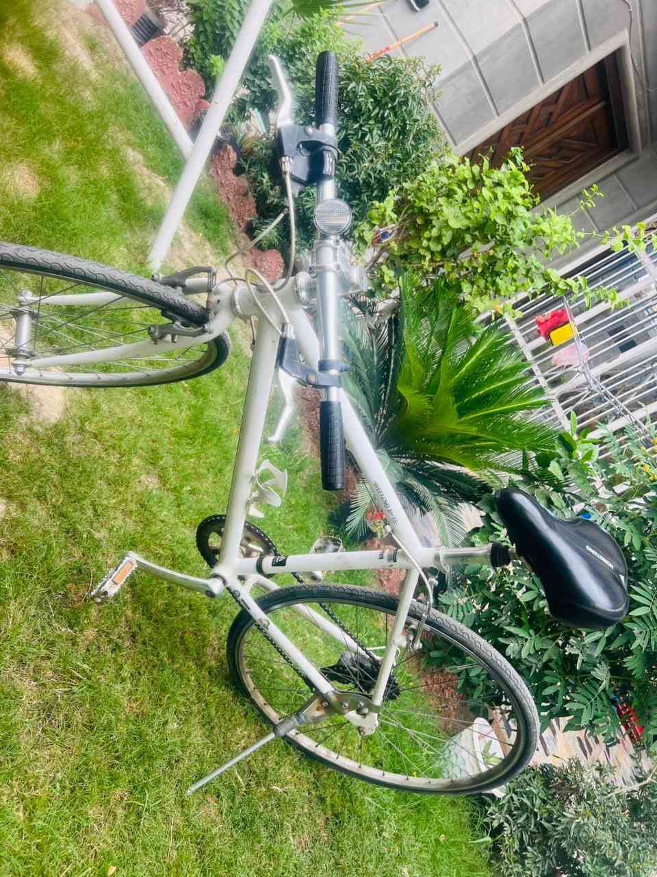 🚴‍♂️ بايسكل Weekend Bikes هجين بحالة ممتازة للبيع 🚴‍♂️
السلام عليكم شباب، متوفر بايسكل Weekend Bikes أصلي بحالة ممتازة جداً ونظيف، وجاهز للاستخدام مباشرة. البايسكل هجين (Hybrid) يجمع بين خفة وسرعة بايسكلات السباق وراحة بايسكلات المدينة، مثالي جداً للرياضة أو للتنقل اليومي.

⚙️ المواصفات والتفاصيل:
 الماركة: Weekend Bikes (الاسم واضح ومكتوب على الفريم بالفوسفوري).
 الهيكل (الفريم): ألمنيوم خفيف وقوي، بلون أبيض مميز وتصميم كلاسيكي مريح.
 نظام السرعات: شيفترات ومكيف سرعات Shimano اليابانية الغنية عن التعريف (تحكم كامل وسلس بالسرعات للمرتفعات والمسافات الطويلة).
 المقعد (الصدر): مريح جداً ومزود بغطاء Riding مبطن لراحة تامة أثناء القيادة لمسافات طويلة.
 الإطارات: رفيعة وانسيابية مخصصة للشارع والأسفلت، تعطيك سرعة عالية بأقل مجهود.
 الملحقات: يحتوي على جك (مسند جانبي) بلادي + قاعدة مطرة ماء مثبتة على الفريم.

📝 ملاحظة للمشتري: 

البايسكل شرط مال حاوية، منزّله حتى ما غاسله، يعني يحتاج غسل فقط وغيره ماكو شي، كامل مكمل من كل النواحي.

💰 السعر والموقع والتواصل:
 السعر: 100 ألف (وبي مجال للشراي )
 الموقع: بغداد - حي العامل
 للاستفسار والتواصل: أبو علي - واتساب فقط على الرقم ⁠***********
