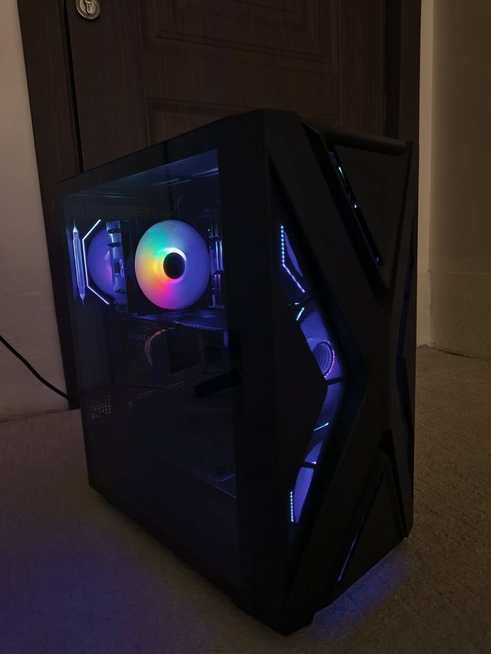 للبيع PC Gaming – جاهز للاستخدام مباشرة
المواصفات:

- معالج Intel Core i5-12400F

- كرت شاشة GALAX RTX 3060 Ti 8GB

- مذربورد H610M K D4

- رام 16GB DDR4 3200MHz (PUSKILL)

- تخزين SK hynix M.2 NVMe 512GB Gen4

- مزود طاقة 650W

- أداء ممتاز للألعاب، التصميم، والمونتاج.

- يشغل أحدث الألعاب بكفاءة عالية.

الجهاز نظيف جدًا ويعمل بدون أي مشاكل.
جاهز للتجربة والفحص قبل الشراء.
جميع التفاصيل موضحة بالصور.

متوفر توصيل.

للاستفسار أو الحجز راسلني على الخاص او واتساب ***********
