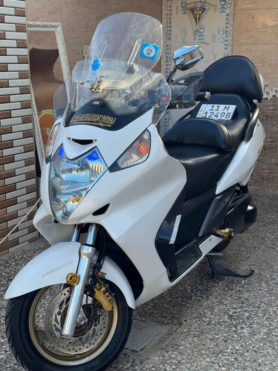 سلام عليكم
Honda silver wing 600 cc
هوندا سلفر ونج 600cc 🤍🧿
للبيع دراجة فول و مكفول كفاله عامه رقم وسنوية بغداد انكليزي بسمي شرط التحويل ثاني يوم (هزه جديده)
فول مواصفات رقم واحد ماتجي وماكو اختها دراجة مميزة 
 1-اوفر 
2- شاشه زركه 
3- علايم ذهبية 
4 - مازدة كرستال 
5- سكيورتي 
6- فجوج ذهبية 
7- دشبول نفخ 
8- ويل ذهبي 
9- تدفئ يدات 
10- مانع انزلاق (abs)
عليها اضافات كلهن اصلي وماركة 
1-لايت زنون 
2- جنطه مثلثة 
3- جامه قطعتين 
4 -مصدات هوة 
5- مري نيكل 
6- زعانف  
7- سلايدرات حمايه 
8-اشاير كلهن لد
9-زوج تايرات ياباني اصلي
شراي يتفضل خاص دراجة ماكو بنضافتها وجمالها ومواصفاتها مكاني بغداد فلكة المدائن 
هاتف.  ***********
