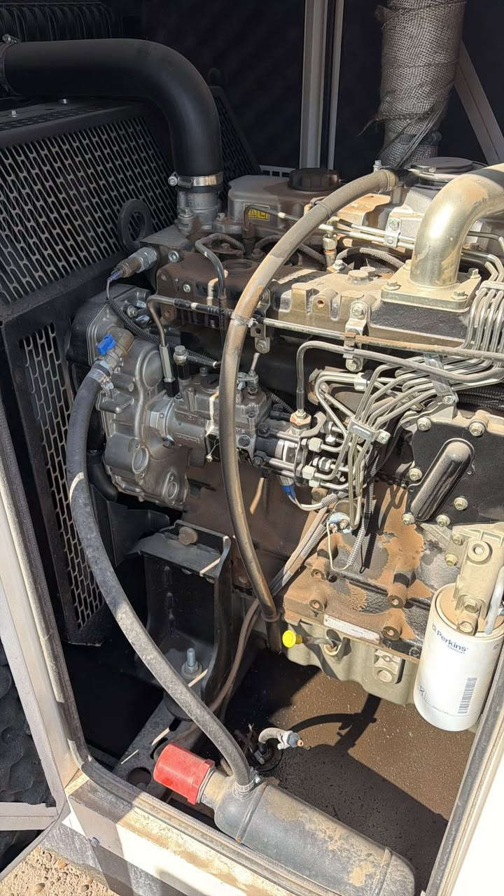 السلام عليكم مولد للبيع 150 kv مولد جديد مشتغله 142 ساعه استفسار مراسله او الاتصال ***********
