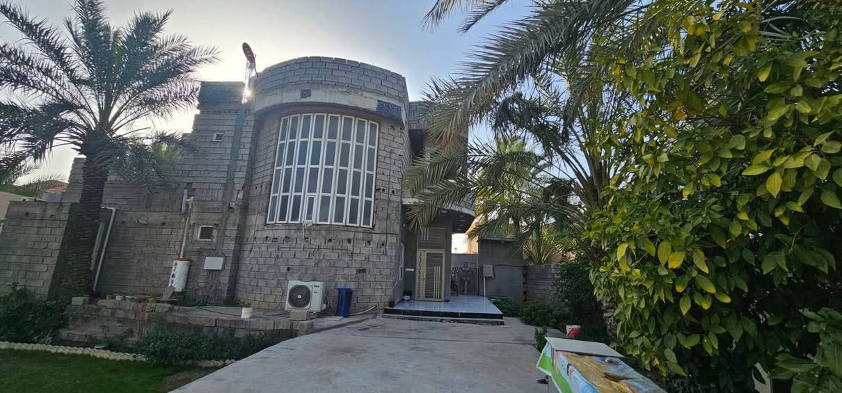 ثلاث منازل للبيع
(مجتمعاً او كل منزل على الانفراد)
*المنزل الاول
يتكون من :
 استقبال7*4
مطبخ7*4
الصالة5*7
غرفة5*4
سويت (غرفتين+صحيات) 
صحيات عدد2داخلي+1خارجي
حديقة امامية+حديقة جانبية وخلفي
*المنزل الثاني (طابو)
مساحة120 طابقين
الطابق الارضي  استقبال +صالة+مطبخ+صحيات داخلي وخارجي+غرفة
الطابق الاول غرفتان +صحيات 
*المنزل الثالث(طابقين)
الطابق الارضي يتكون من استقبال+صالة+مطبخ+غرفتان+صحيات داخلي وخارجي 
الطابق الاول يتكون من ٣غرف +صحيات
مكان الاسود كبير /شعنون 
***********
300متر ملك صرف طابو
