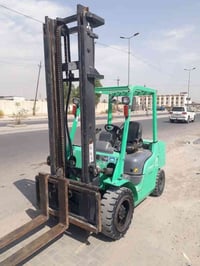 رافعة شوكية مسيوبوشي 3طن 3حركات للبيع او مراوس ملاحظة الرافعة بانزين و...