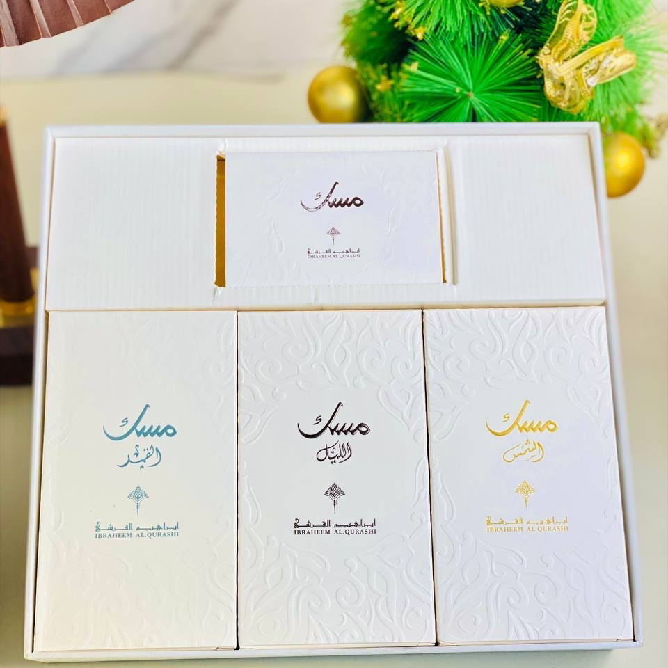 ⁨ سيت مسك ابراهيم القرشي لكلا الجنسين Ibraheem Al Qurashi Musk Perfume Set Unisex 🩵🫧🍬 
يتضمن 6 عطور متنوعة بروائح مميزة وغنية. 
♡  الحجم الكبير 3 قطع 75ml 
♡ حجم ميني 3 قطع 10ml 
النـوتـات العطرية :
- مسك الليل : 😔🌠
البرغموت، الكشمش الأسود، التفاح
خشب الأرز، الباتشولي، الكراميل
المسك، العنبر، الرمان
مسك الشمس : ☀🥹
القرفة، الهيل، زهر البرتقال، البرغموت.
 البوربون، الإليمي، الفانيليا.اللوز الحلو، المسك، الأمبروكسان، خشب الغاياك.
مسك القمر : 🌙💋
الليتشي، الراوند، البرغموت، جوزة الطيب. الورد التركي، الفاوانيا، المسك، الفانيليا، البتاليا. الكشميران، البخور، خشب الأرز، نجيل الهند الهايتي

سعر البكج ٣٥ الف
توصيل لجميع محافظات العراق ٣ الاف فقططط


**إذا كنت صاحب هذا الإعلان وتريد حذفه لأي سبب، رجاءا أرسل رسالة إلى الدعم الفني**