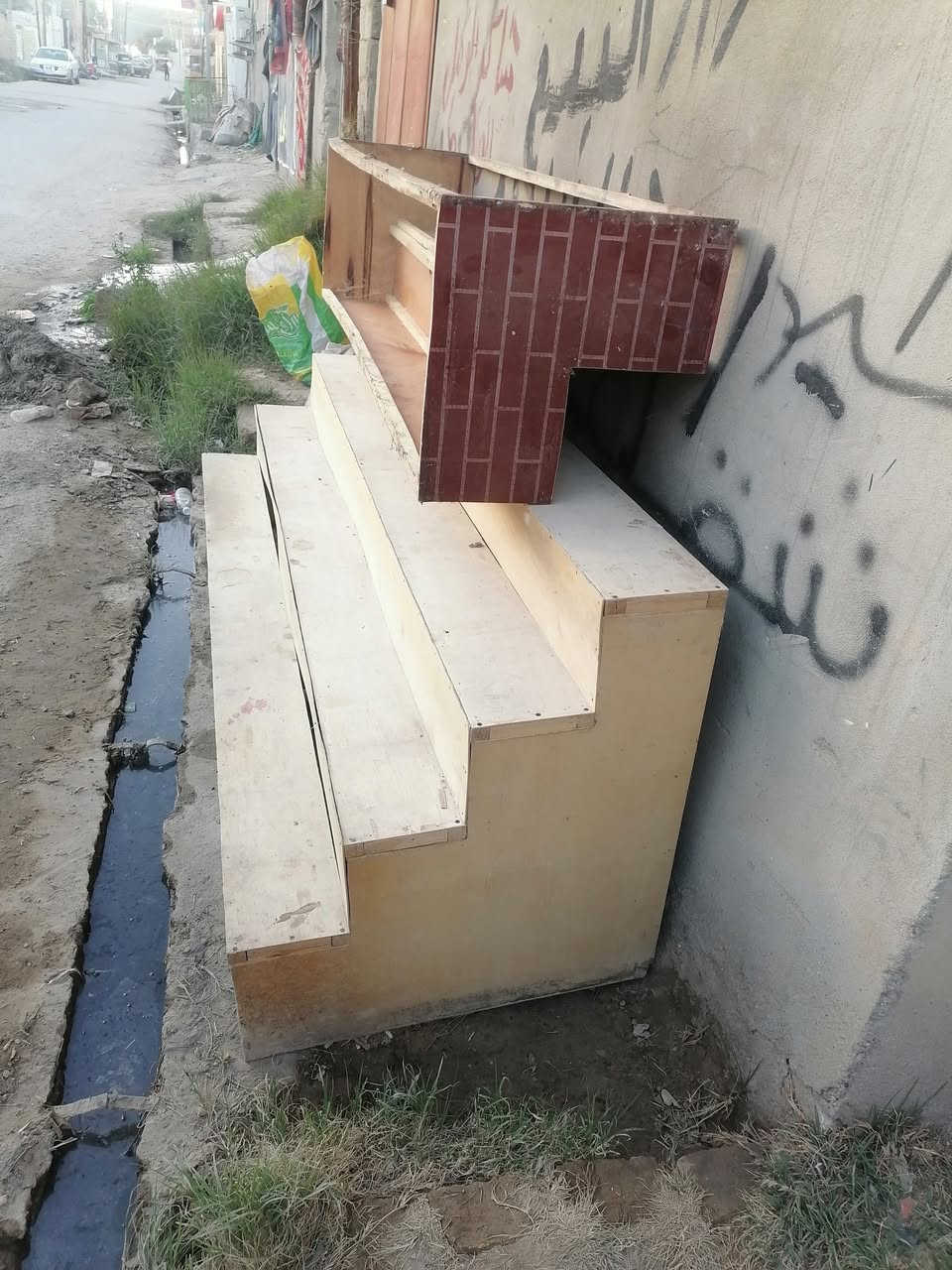 رفوف للبيع
ثلاث قطع 
كل واحد طوله مترين ونص 
***********
