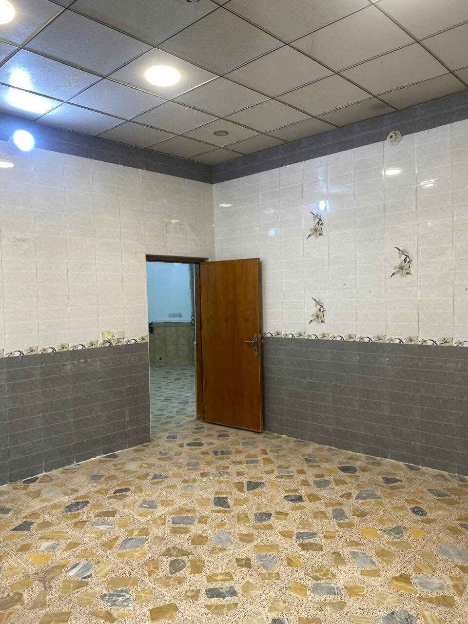 مكتب اكرم الحاتمي للعقار   ***********
==================================

  دار للبيع المساحة 250 متر طابو صرف  

حي ميسان قطاع 15 قرب شارع البوريات 

==================================
                               
   يحتوي ع /غرفتين وصالة ومطبخ وأستقبال 

وصحيات داخلية وخارجية ومكشوفة وطارمة كبيرة

         بناء طابوق والسقف صب كونكريت 

                البيت فارغ غير مسكون 

             السعر 270 مليون وبي مجال 

للاستفسار الاتصال بالرقم  *********** وات سآب 

                       او مراجعة المكتب

               عنوان المكتب النجف الكوفة 
  
   حي ميسان شارع الكيات مقابل اسواق حليم
