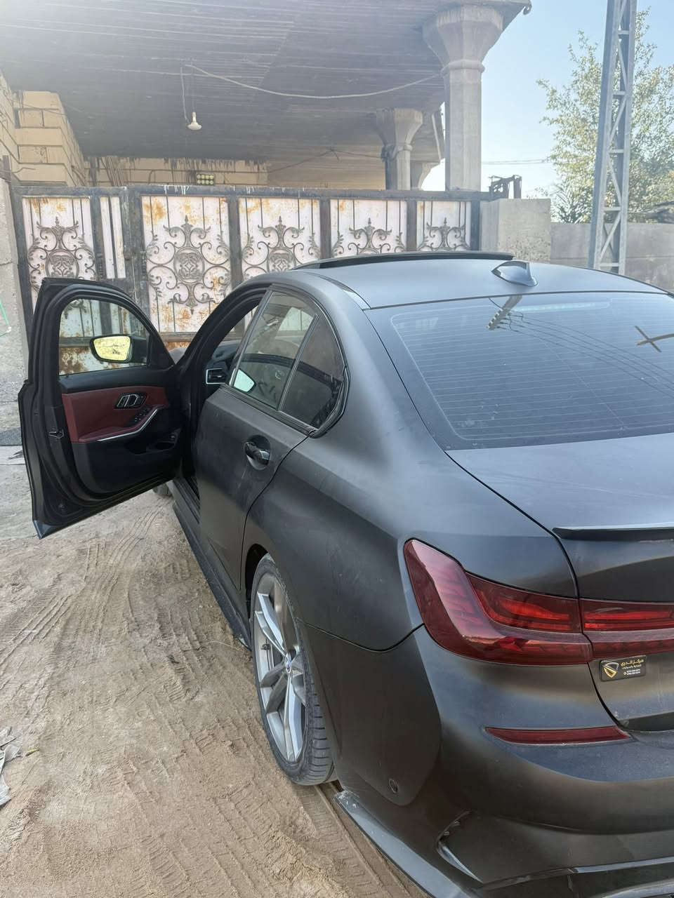 سلام عليكم               Bmw       الفئه 330i            مديل 2022.       وارد امريكي حادثها امامي موضح بالصوره مغلفه pqf كامل المواصفات بصمه ومواصفات BMW معروفه  طافي لون السياره رصاصي 🩶.         الداخل احمر 🔴.           السعر 280$ ورقه رقم الهاتف ***********
