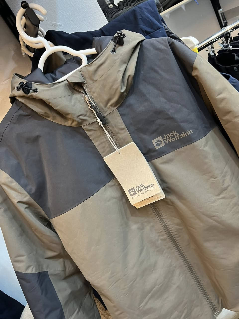 jackwolfskin
orginal
size_M
توصیل_جمع
بالە غیرمستخدم
نظافە %100
وزن_70_80
***********
