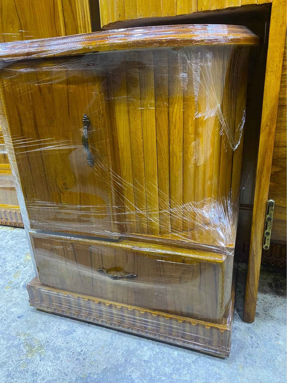 غرفة نوم خمسةً ابواب كعب الغزال مستعملة نظيفة جدا العنوان موصل حي القادسية شارع علي ابن ابي طالب مقابل سايدين ارض النور 
☎️ هاتف *********** موصل, نينوى
