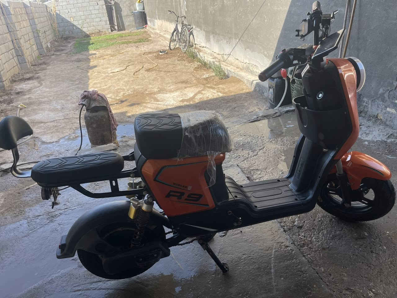 السلام عليكم دراجه شحن R9للبيع السعر 550 وبي مجال الغراض مالته كامله. ورقم الهاتف *********** العنوان الحصوه حي الإعلام الصدار مالته 2025
