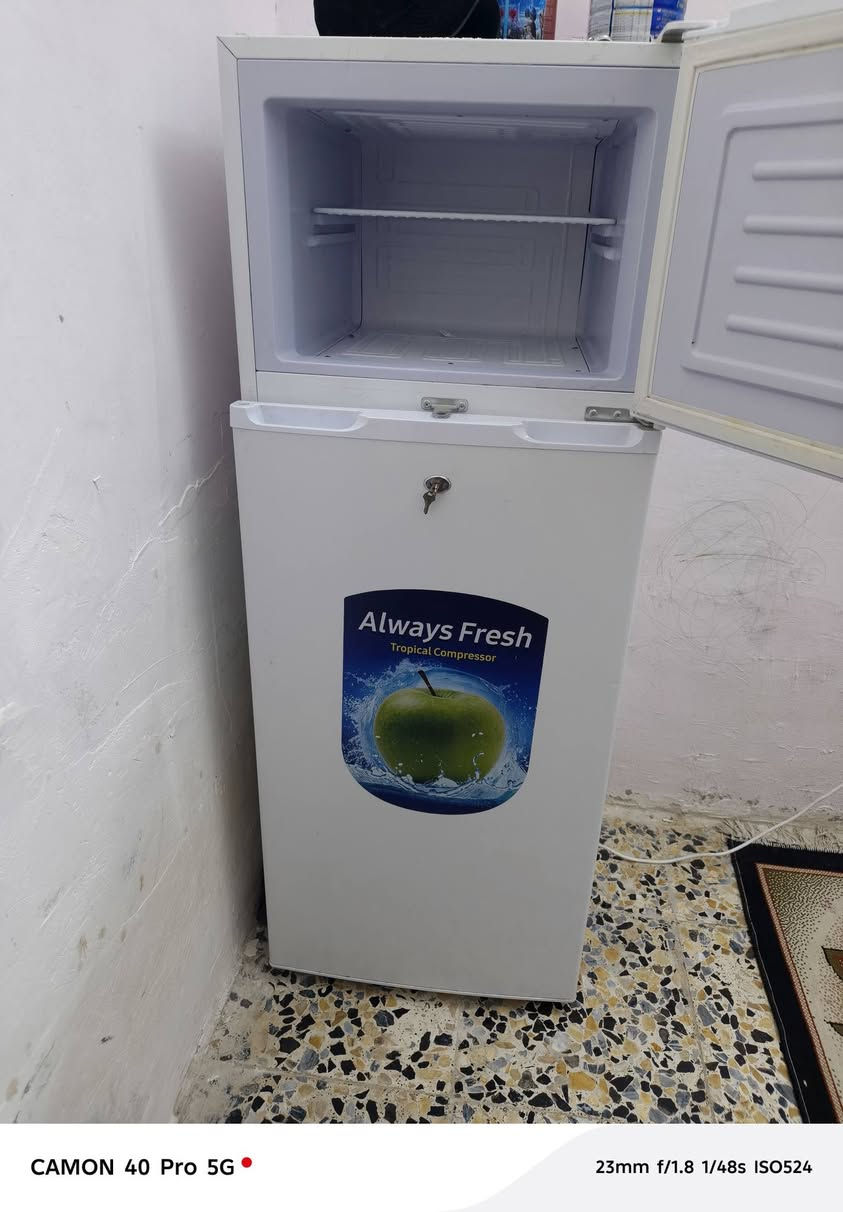 ثلاجه البيع مامستخدمه صارله شهرين من جبته بغرفتي وماحتاجيته ***********
