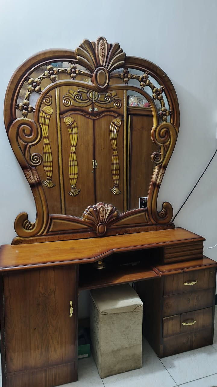 غرفة اخشاب نضيفة مستخدمة أقل من سنة مابيها ضرر ٨ قطع والكنتور ٦ بيبان
العنوان: النجف
سعرها: ٧٥٠ وبيها مجااال 
رقم الموبايل ***********
