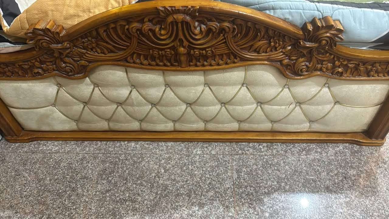 غرفه نوم صاج طبيعي تفاصل درجه اولى مستخدمه اقل السنه ام 5ابواب داخل وخارج صاج  غرفه جدا جديده للاستفسار العنوان بغداد شهداء السيديه
***********
