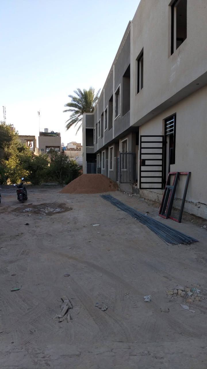 دار للبيع 60 متر ملك زراعي(انذار كاتب عدل)
ذري الحجاج البرزنچية
يحتوي على
ارضي: طرمة/استقبال/غرفة/مطبخ/منور/صحيات 
ط 1 : غرفتين منام/صحيات/بلكونة
ط2 : بيتونة كبيرة/سطح
📍سبع ابكار نهاية شارع منتزه الهبي دي
على الشارع المقرنص شارع الحجاج بناء درجة اولى 
للاستفسار ***********
