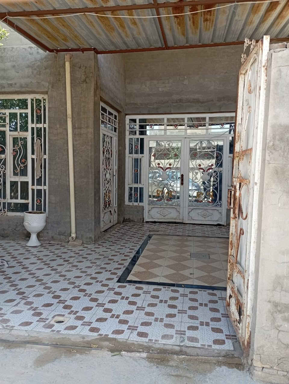 دار للبيع المساحة 110متر طابو صرف ركن على شارعين  تتكون من 1- إستقبال 7×3.30 م 
2- غرفة نوم 4×5 م
3-صالة5×4م
4- هول 3×3.30م
5- مطبخ 3×3.30م
6-صحيات داخلية وخارجية 
العنوان: مدحتية - حي الحسين - شارع كريم الأعرج   
للإستفسار الإتصال بالرقم ***********
