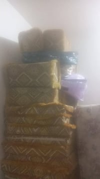 جلسة عربية • نظيفه • استعمال قليل」「فرشات」「بنفسجية」「صفراء」「سوداء」「مشجّر...