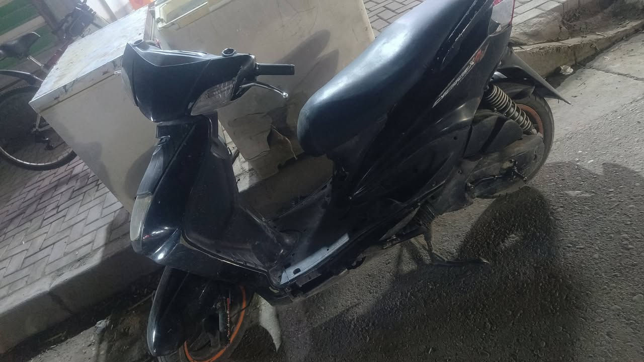 للبيع سكنس كهربائيات شغاله باتري جديد  الدراجه عاطله سعر ٢٠٠ وبيها مجال حك الجيه مدينه الصدر ***********
