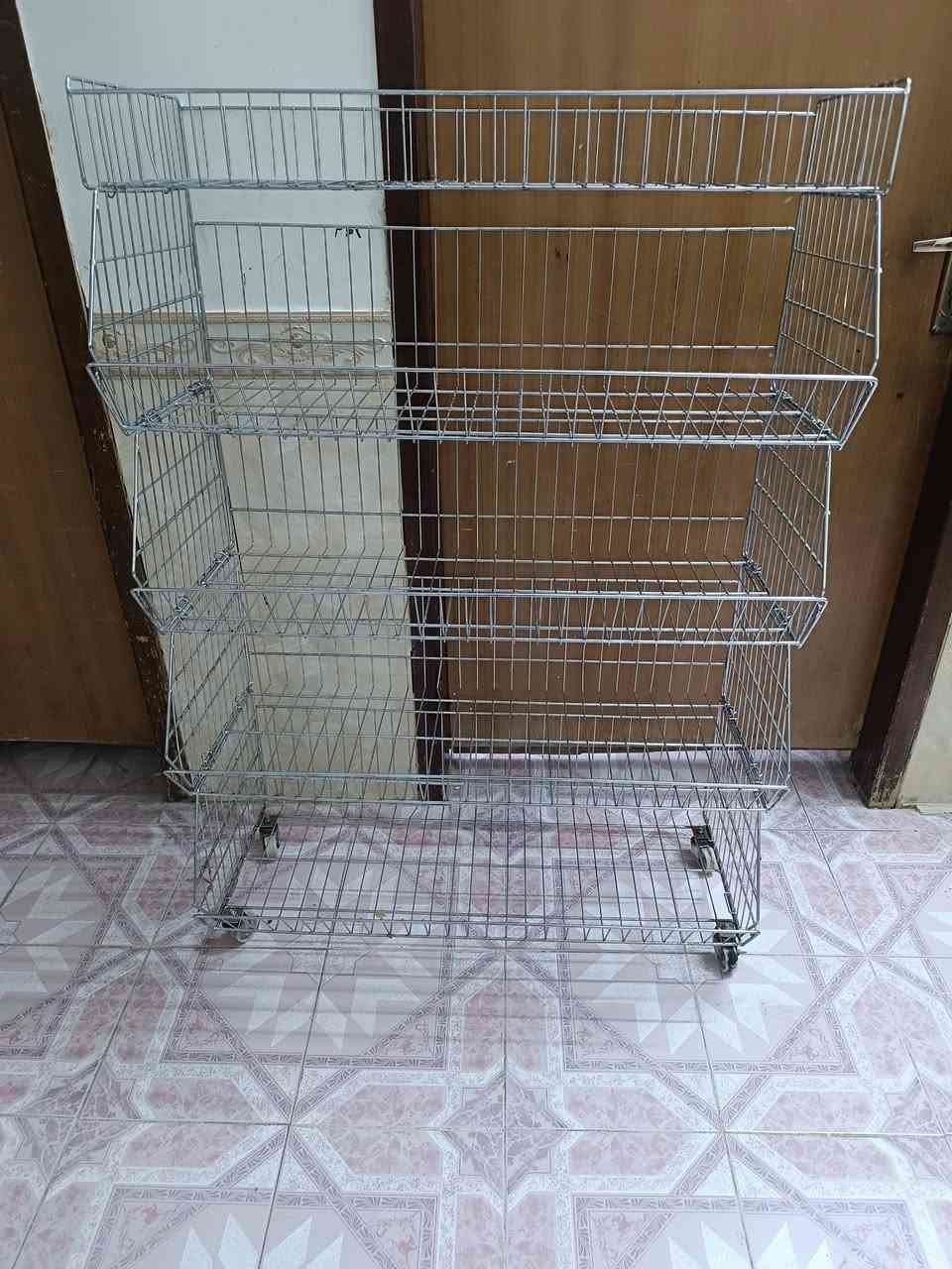 سلات للبيع + عارضة شالات 
نظيفات 
***********
